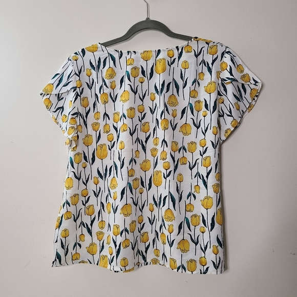 sm Wardrobe tulip design short sleeve blouse - Picture 2 of 4